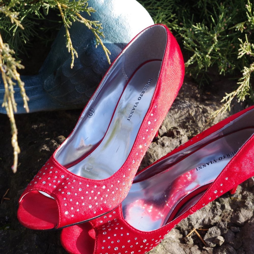 Beautiful Red Heel Roberto Vianni Size 61/2